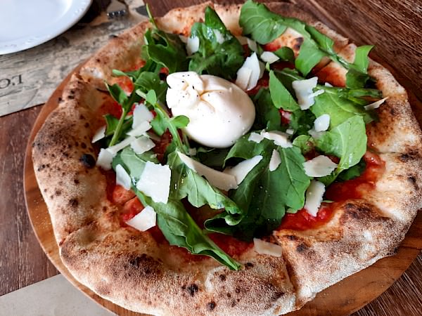 Dine & Wine Bali Restaurant Guide Spotlight En Route L'osteria Pizza e Cucina Canggu Pizza Burrata